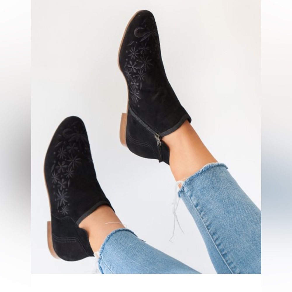 BERNARDO Black Francine Suede Leather Embroidered Booties Size 8 Cottagecore